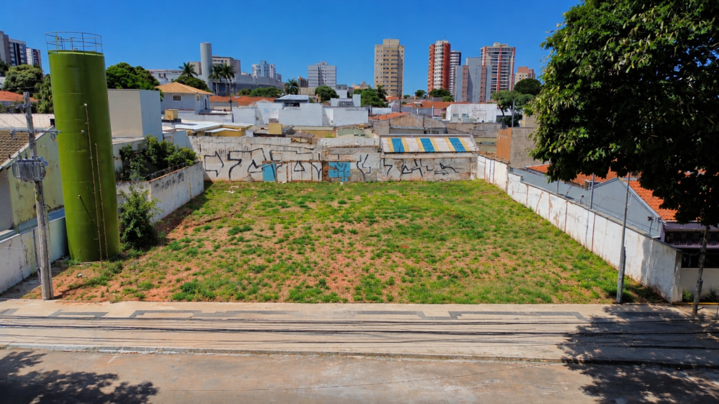 Terreno antes da implantação da escola, visto de frente a partir da rua.